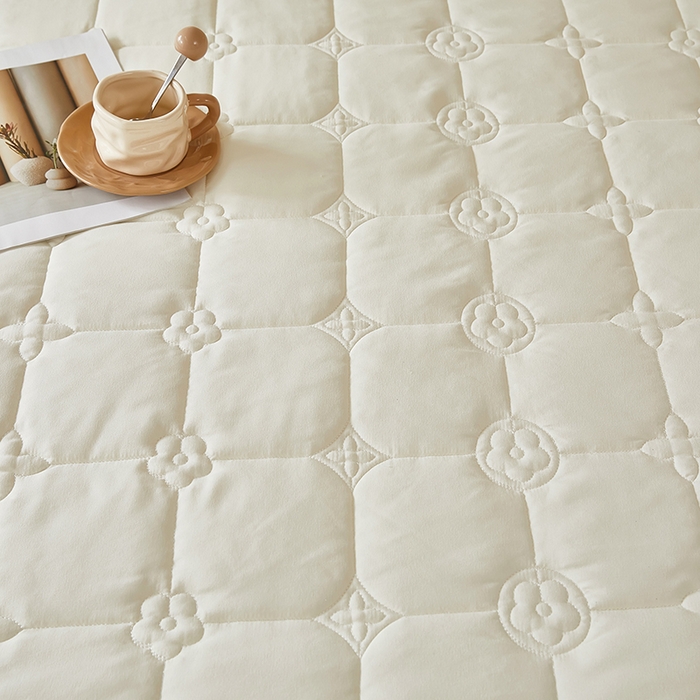 91家纺网 家纺一手货源 找家纺 瑞兴纺 2025新款水洗磨毛夹棉床裙三件套系列-幸运格 幸运格-米白