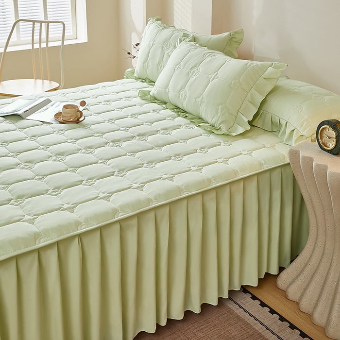 91家纺网 家纺一手货源 找家纺 瑞兴纺 2025新款水洗磨毛夹棉床裙三件套系列-幸运格 幸运格-抹茶绿