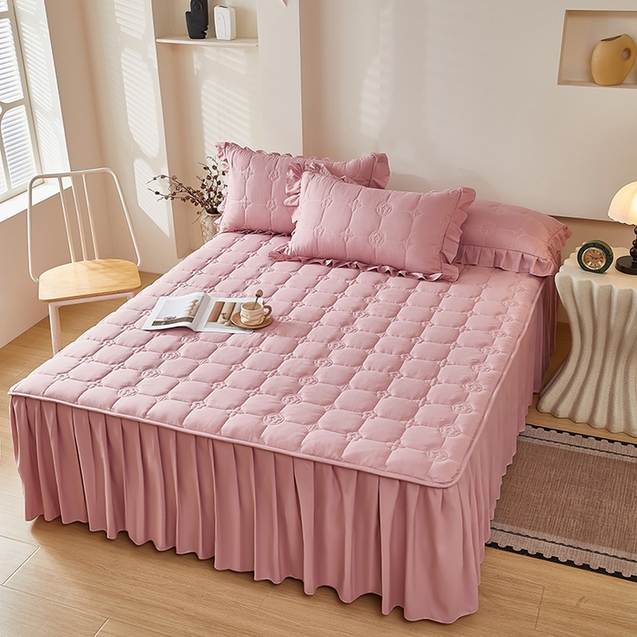 91家纺网 家纺一手货源 找家纺 瑞兴纺 2025新款水洗磨毛夹棉床裙三件套系列-幸运格 幸运格-豆沙粉