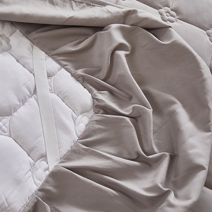 91家纺网 家纺一手货源 找家纺 瑞兴纺 2025新款水洗磨毛夹棉床裙三件套系列-幸运格 幸运格-高级灰