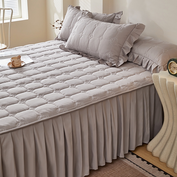 91家纺网 家纺一手货源 找家纺 瑞兴纺 2025新款水洗磨毛夹棉床裙三件套系列-幸运格 幸运格-高级灰