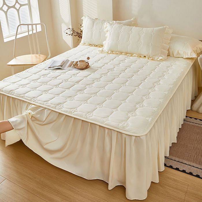 91家纺网 家纺一手货源 找家纺 瑞兴纺 2025新款水洗磨毛夹棉床裙三件套系列-幸运格 幸运格-米白