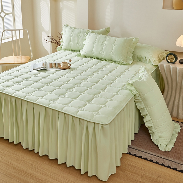 91家纺网 家纺一手货源 找家纺 瑞兴纺 2025新款水洗磨毛夹棉床裙三件套系列-幸运格 幸运格-抹茶绿