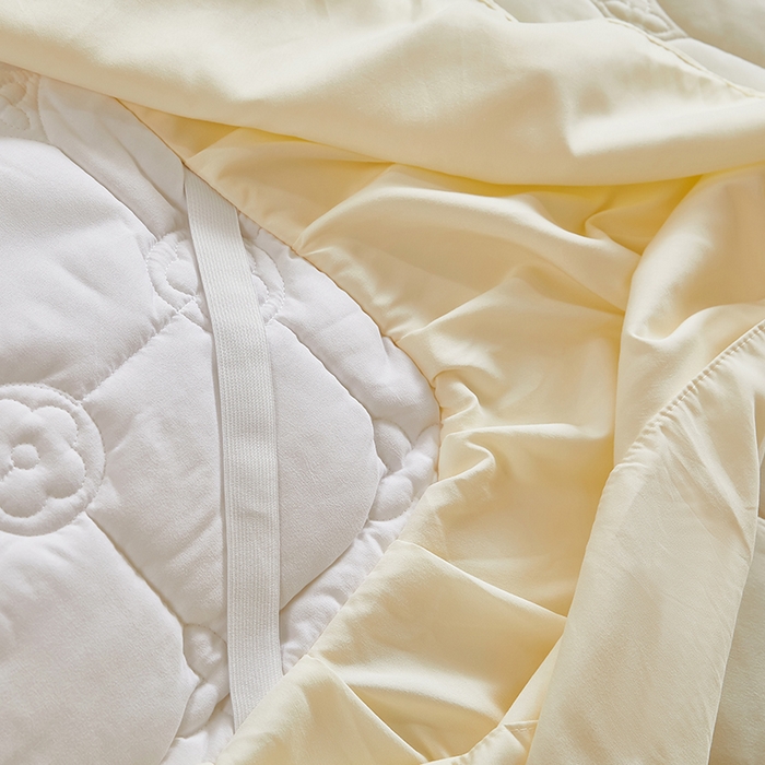 91家纺网 家纺一手货源 找家纺 瑞兴纺 2025新款水洗磨毛夹棉床裙三件套系列-幸运格 幸运格-米白