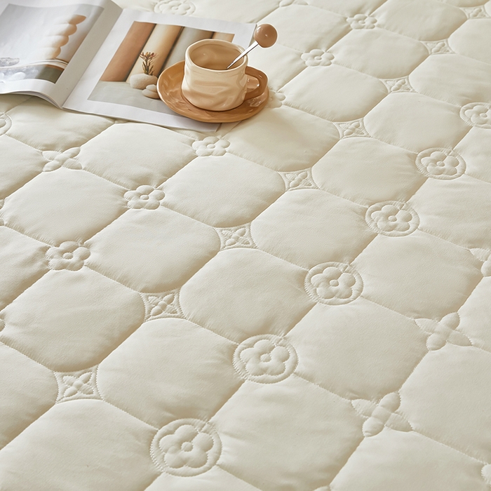 91家纺网 家纺一手货源 找家纺 瑞兴纺 2025新款水洗磨毛夹棉床裙三件套系列-幸运格 幸运格-米白