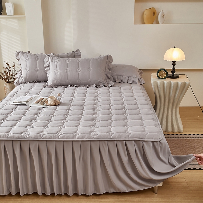 91家纺网 家纺一手货源 找家纺 瑞兴纺 2025新款水洗磨毛夹棉床裙三件套系列-幸运格 幸运格-高级灰