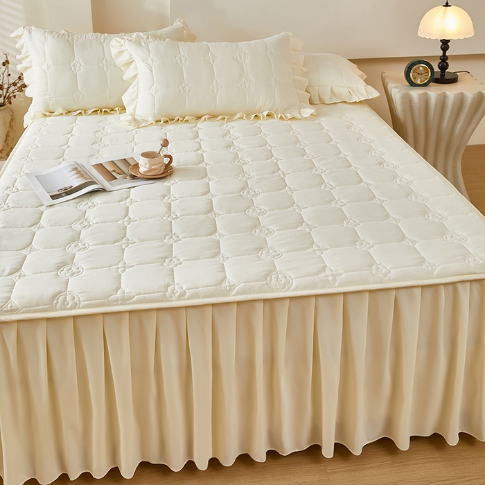 91家纺网 家纺一手货源 找家纺 瑞兴纺 2025新款水洗磨毛夹棉床裙三件套系列-幸运格 幸运格-米白