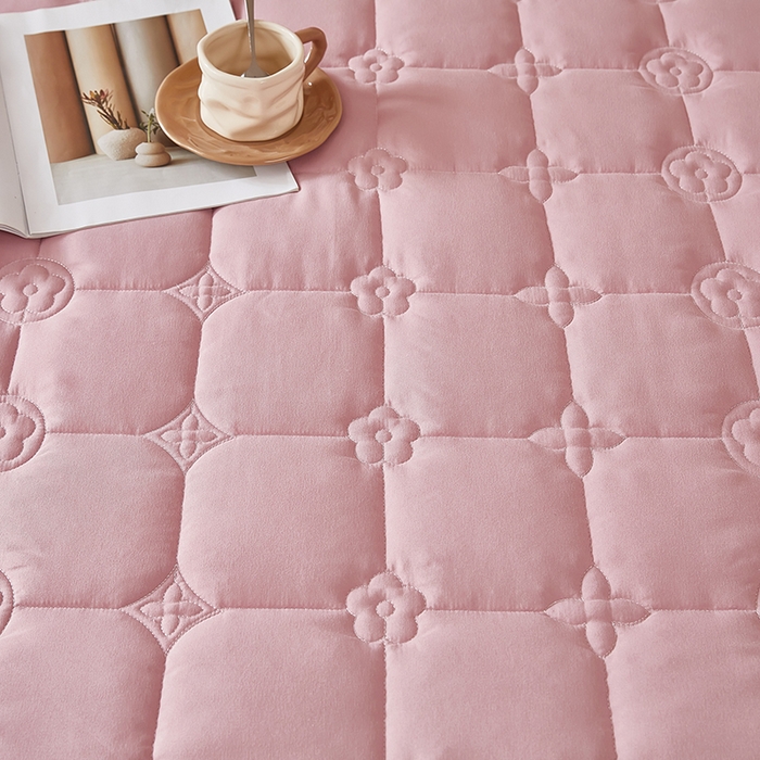 91家纺网 家纺一手货源 找家纺 瑞兴纺 2025新款水洗磨毛夹棉床裙三件套系列-幸运格 幸运格-豆沙粉