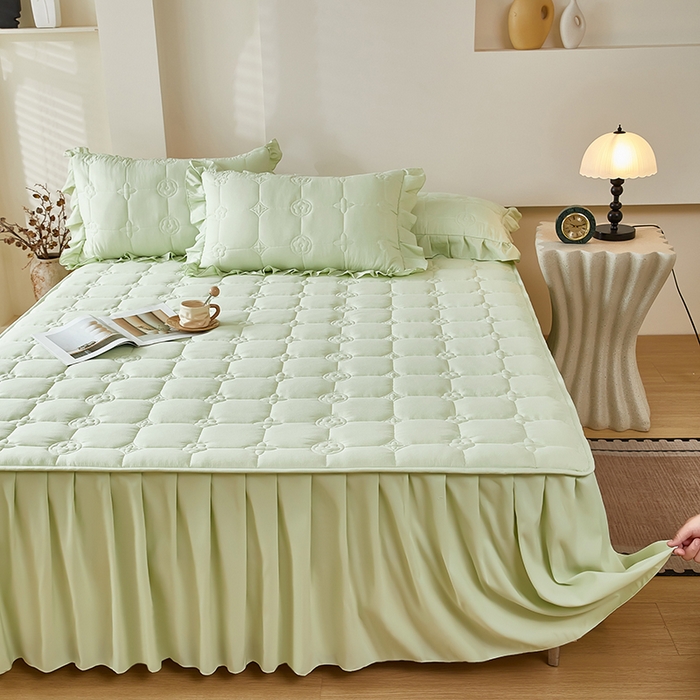 91家纺网 家纺一手货源 找家纺 瑞兴纺 2025新款水洗磨毛夹棉床裙三件套系列-幸运格 幸运格-抹茶绿