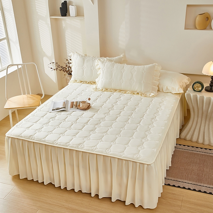 91家纺网 家纺一手货源 找家纺 瑞兴纺 2025新款水洗磨毛夹棉床裙三件套系列-幸运格 幸运格-米白