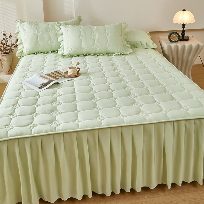 91家纺网 家纺一手货源 找家纺 瑞兴纺 2025新款水洗磨毛夹棉床裙三件套系列-幸运格 幸运格-抹茶绿