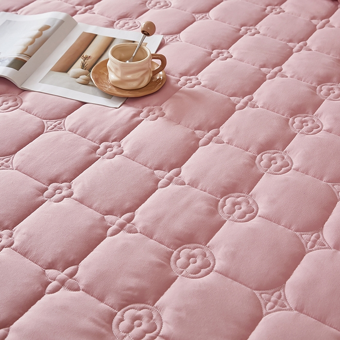 91家纺网 家纺一手货源 找家纺 瑞兴纺 2025新款水洗磨毛夹棉床裙三件套系列-幸运格 幸运格-豆沙粉