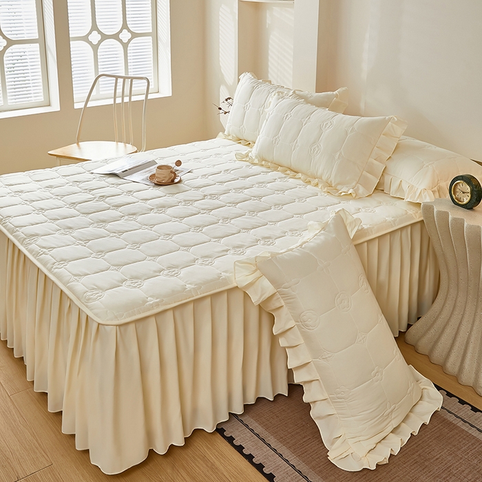 91家纺网 家纺一手货源 找家纺 瑞兴纺 2025新款水洗磨毛夹棉床裙三件套系列-幸运格 幸运格-米白