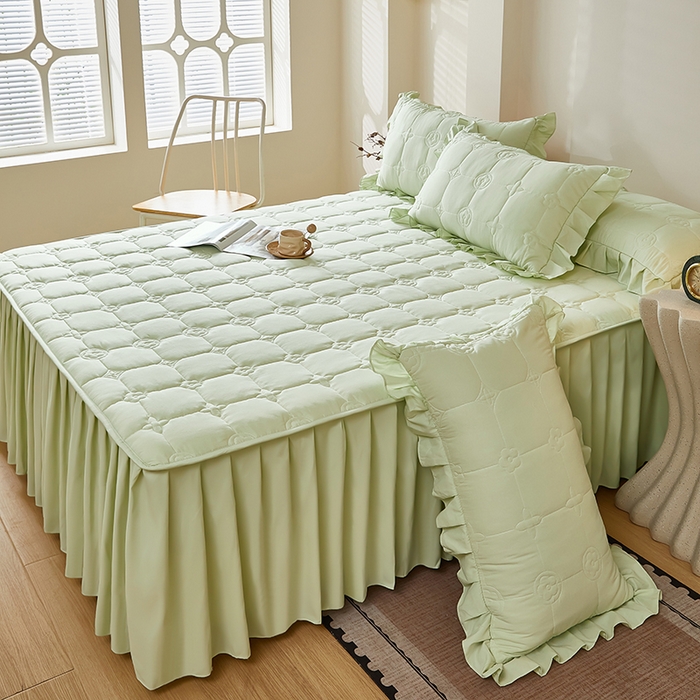 91家纺网 家纺一手货源 找家纺 瑞兴纺 2025新款水洗磨毛夹棉床裙三件套系列-幸运格 幸运格-抹茶绿