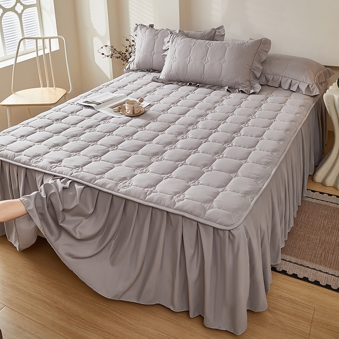 91家纺网 家纺一手货源 找家纺 瑞兴纺 2025新款水洗磨毛夹棉床裙三件套系列-幸运格 幸运格-高级灰