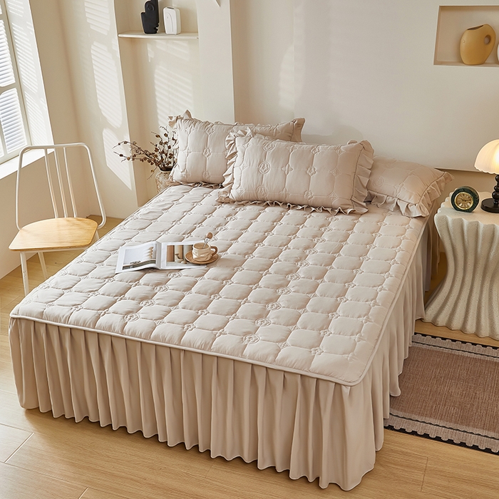 91家纺网 家纺一手货源 找家纺 瑞兴纺 2025新款水洗磨毛夹棉床裙三件套系列-幸运格 幸运格-卡其色