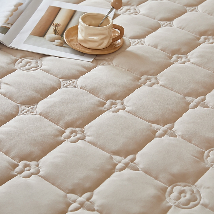 91家纺网 家纺一手货源 找家纺 瑞兴纺 2025新款水洗磨毛夹棉床裙三件套系列-幸运格 幸运格-卡其色