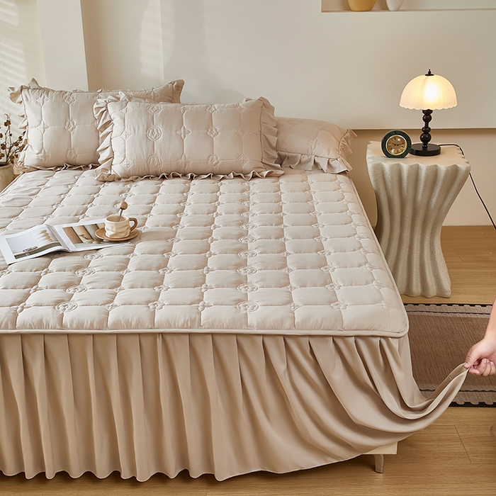 91家纺网 家纺一手货源 找家纺 瑞兴纺 2025新款水洗磨毛夹棉床裙三件套系列-幸运格 幸运格-卡其色