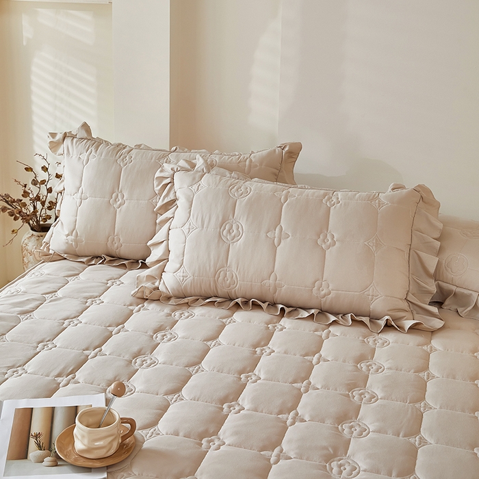 91家纺网 家纺一手货源 找家纺 瑞兴纺 2025新款水洗磨毛夹棉床裙三件套系列-幸运格 幸运格-卡其色