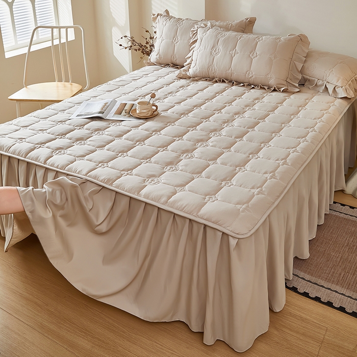 91家纺网 家纺一手货源 找家纺 瑞兴纺 2025新款水洗磨毛夹棉床裙三件套系列-幸运格 幸运格-卡其色