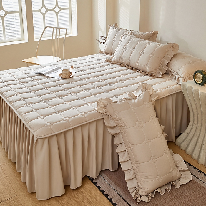 91家纺网 家纺一手货源 找家纺 瑞兴纺 2025新款水洗磨毛夹棉床裙三件套系列-幸运格 幸运格-卡其色