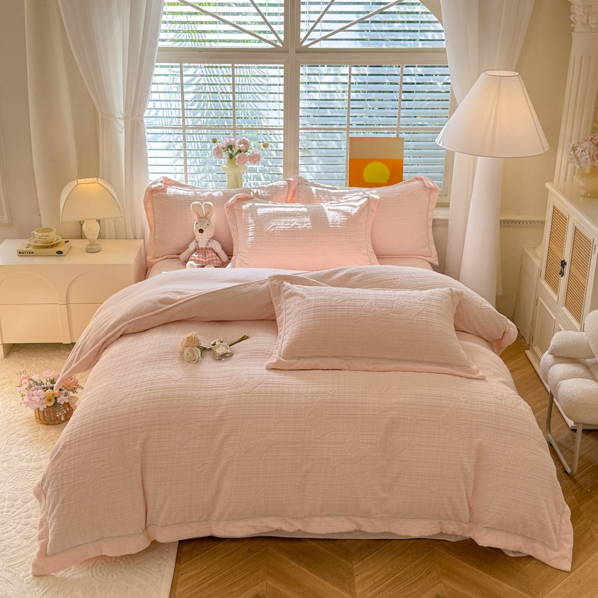 91家纺网 家纺一手货源 找家纺 艾唯希家纺 2025新款全消光雕花绒织带款四件套牛奶绒-雕花织带系列 梦蝶-粉