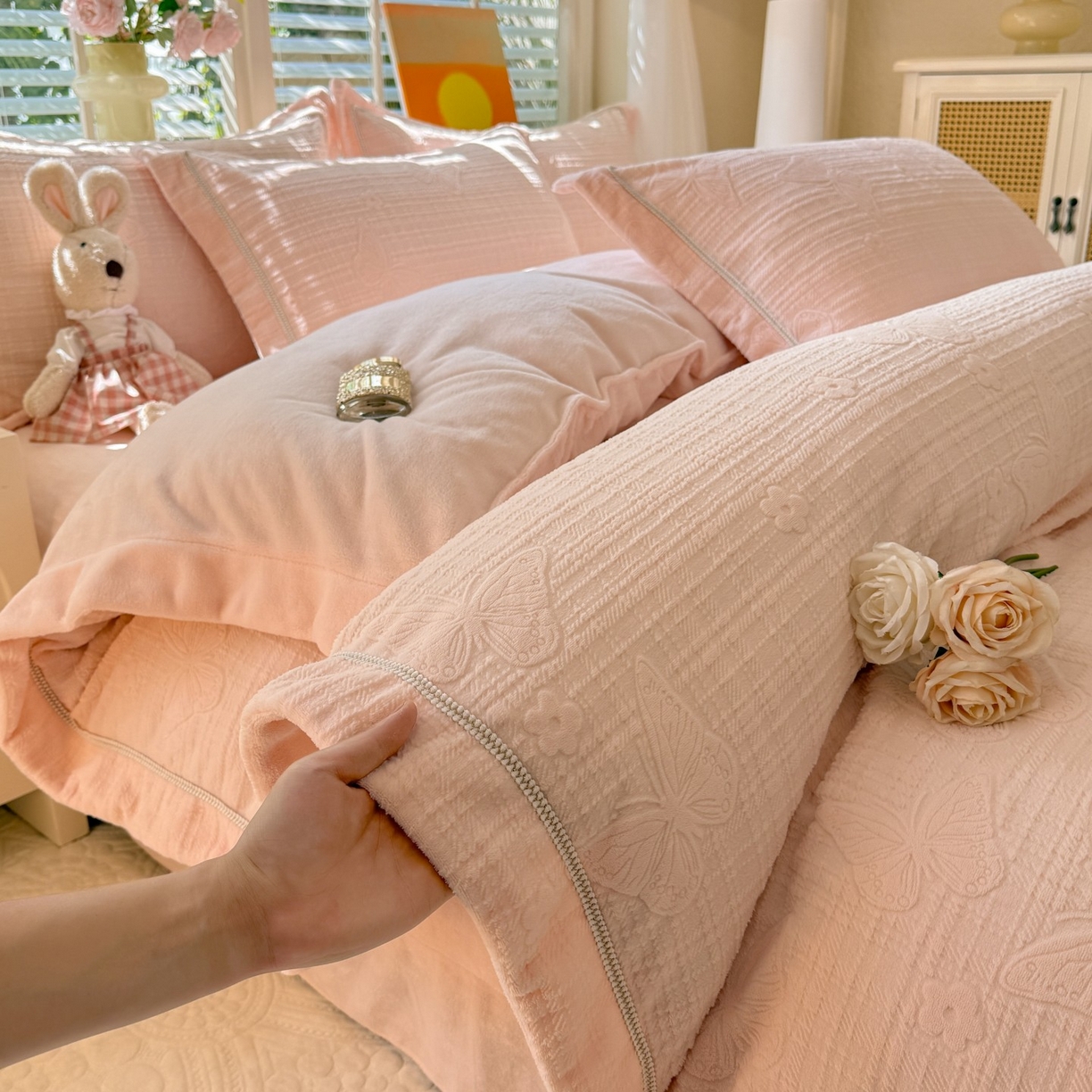 91家纺网 家纺一手货源 找家纺 艾唯希家纺 2025新款全消光雕花绒织带款四件套牛奶绒-雕花织带系列 梦蝶-粉