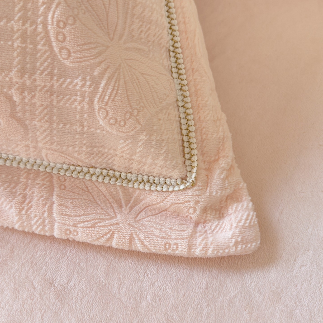 91家纺网 家纺一手货源 找家纺 艾唯希家纺 2025新款全消光雕花绒织带款四件套牛奶绒-雕花织带系列 梦蝶-粉