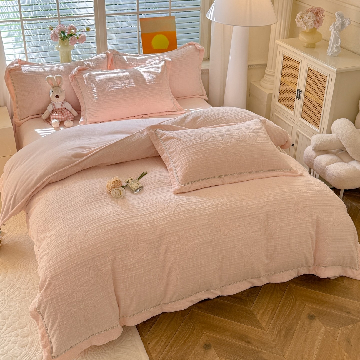 91家纺网 家纺一手货源 找家纺 艾唯希家纺 2025新款全消光雕花绒织带款四件套牛奶绒-雕花织带系列 梦蝶-粉