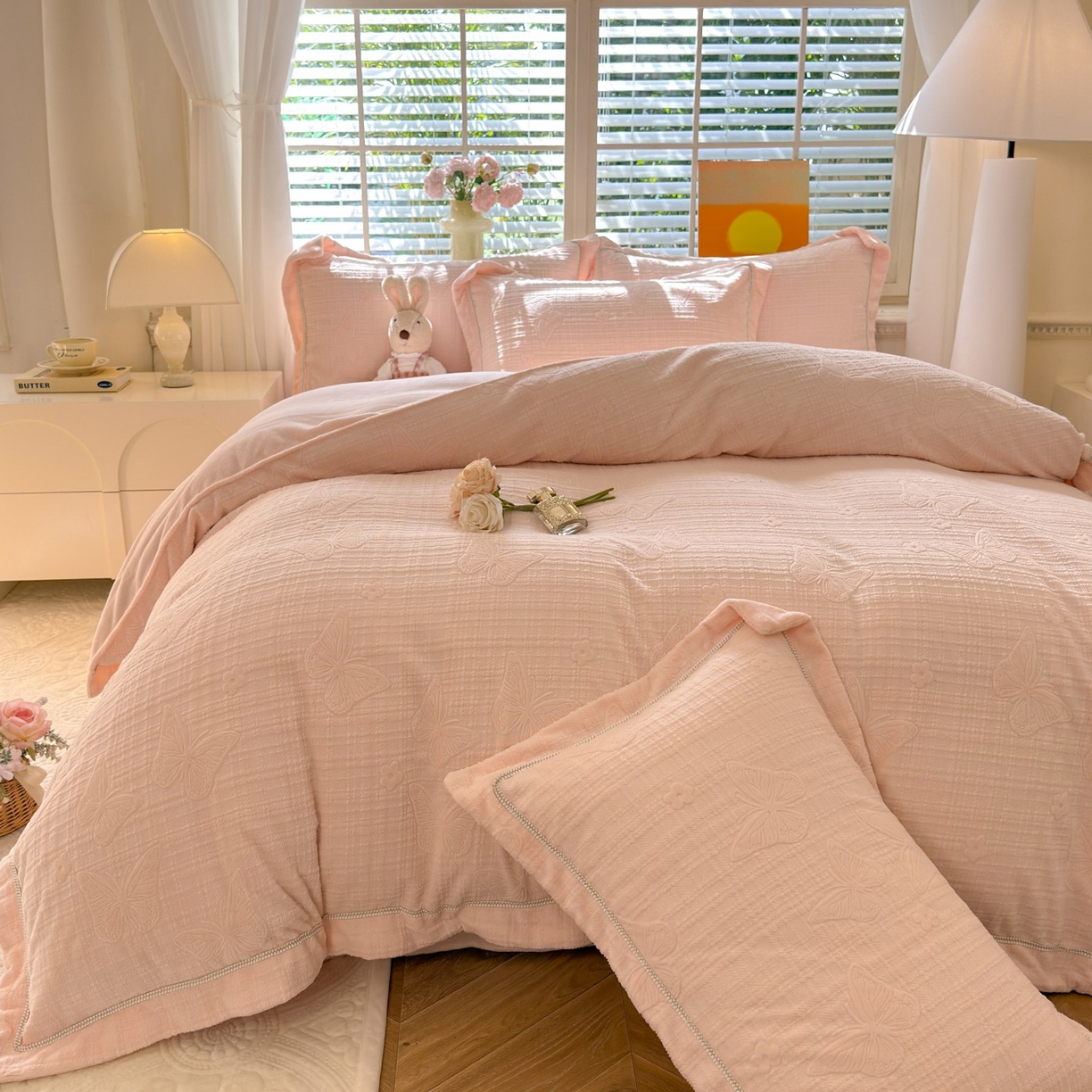 91家纺网 家纺一手货源 找家纺 艾唯希家纺 2025新款全消光雕花绒织带款四件套牛奶绒-雕花织带系列 梦蝶-粉