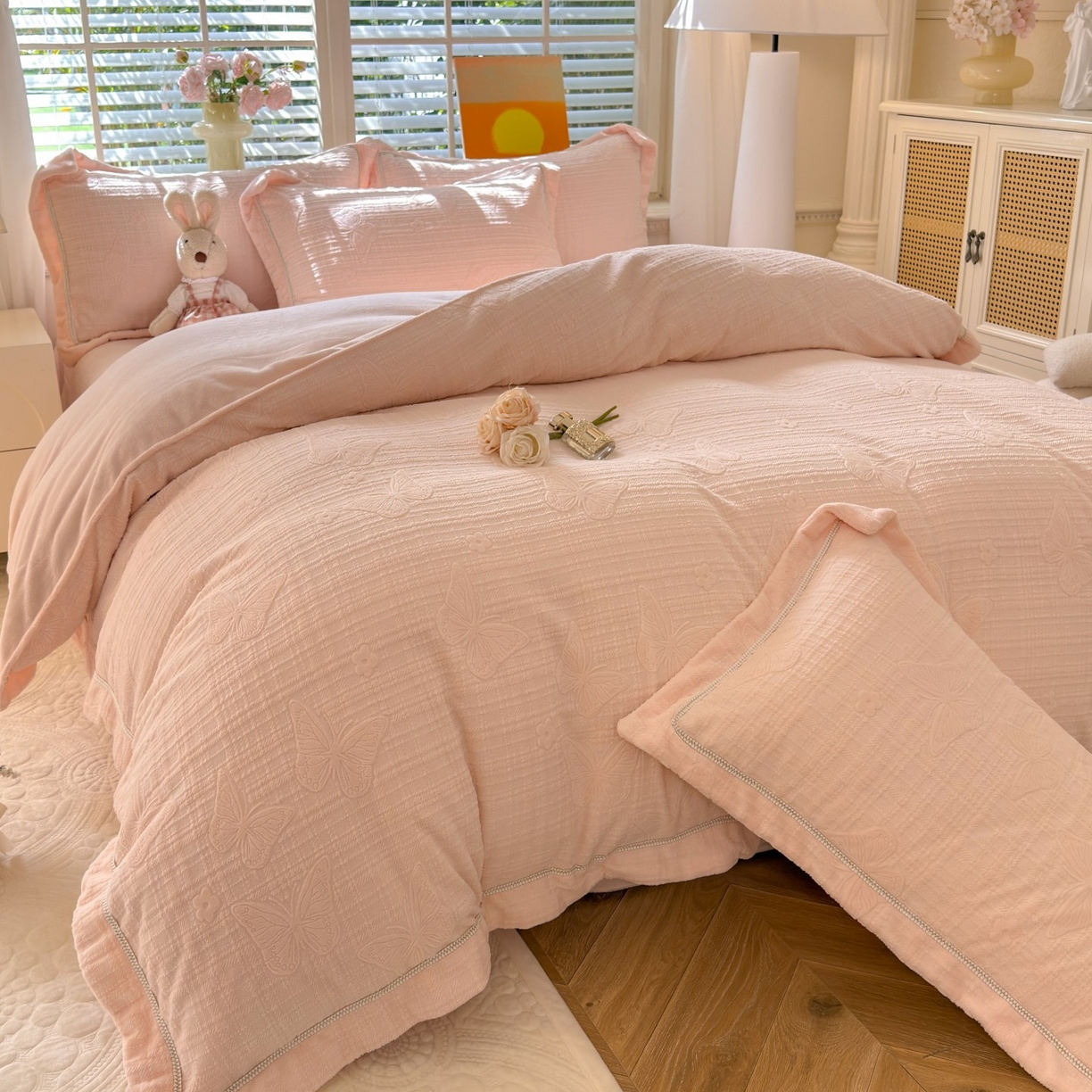 91家纺网 家纺一手货源 找家纺 艾唯希家纺 2025新款全消光雕花绒织带款四件套牛奶绒-雕花织带系列 梦蝶-粉