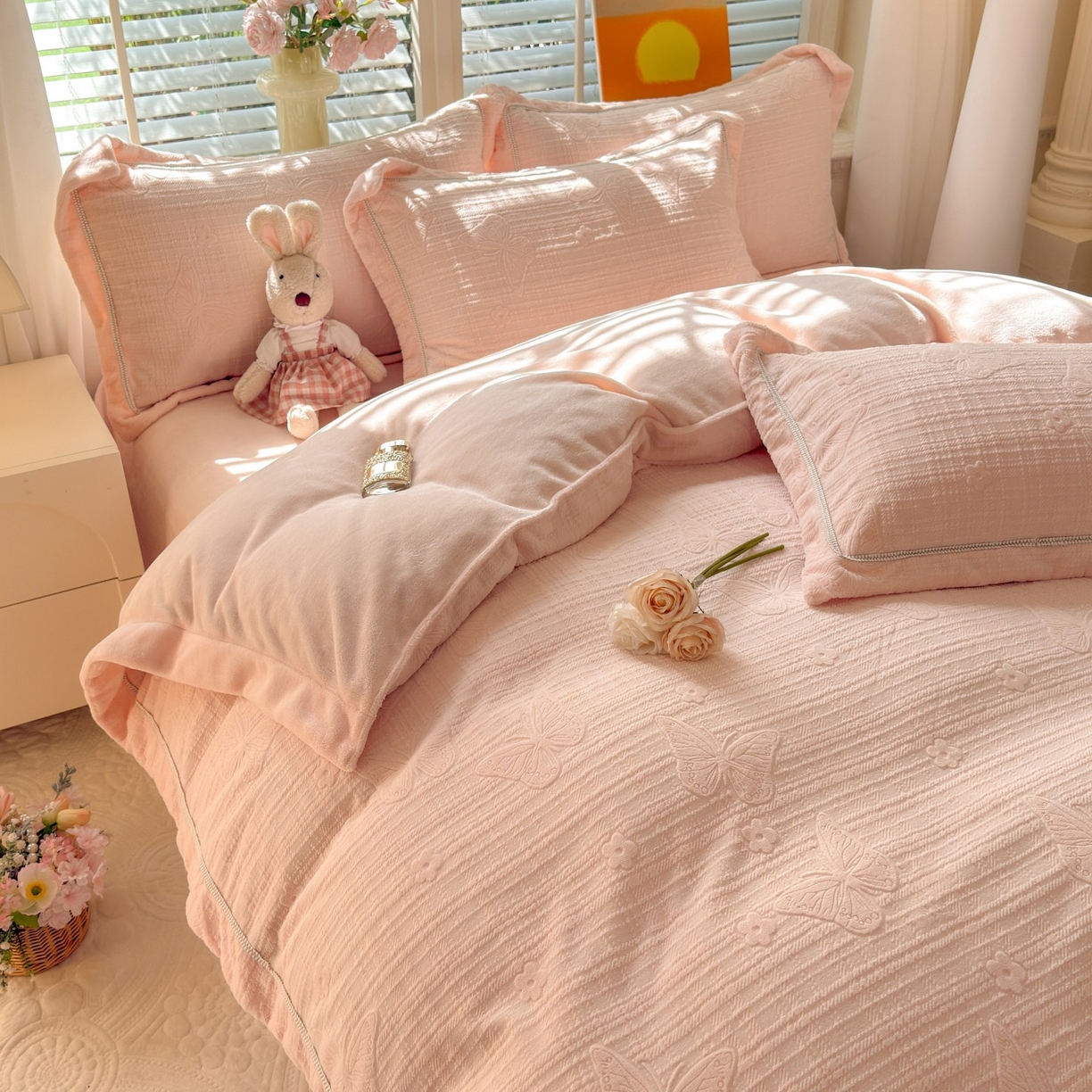 91家纺网 家纺一手货源 找家纺 艾唯希家纺 2025新款全消光雕花绒织带款四件套牛奶绒-雕花织带系列 梦蝶-粉