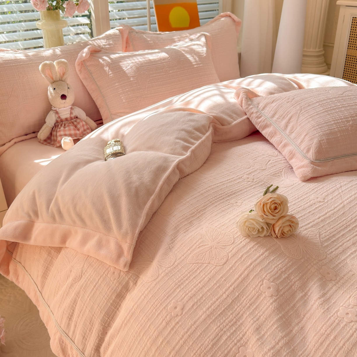 91家纺网 家纺一手货源 找家纺 艾唯希家纺 2025新款全消光雕花绒织带款四件套牛奶绒-雕花织带系列 梦蝶-粉