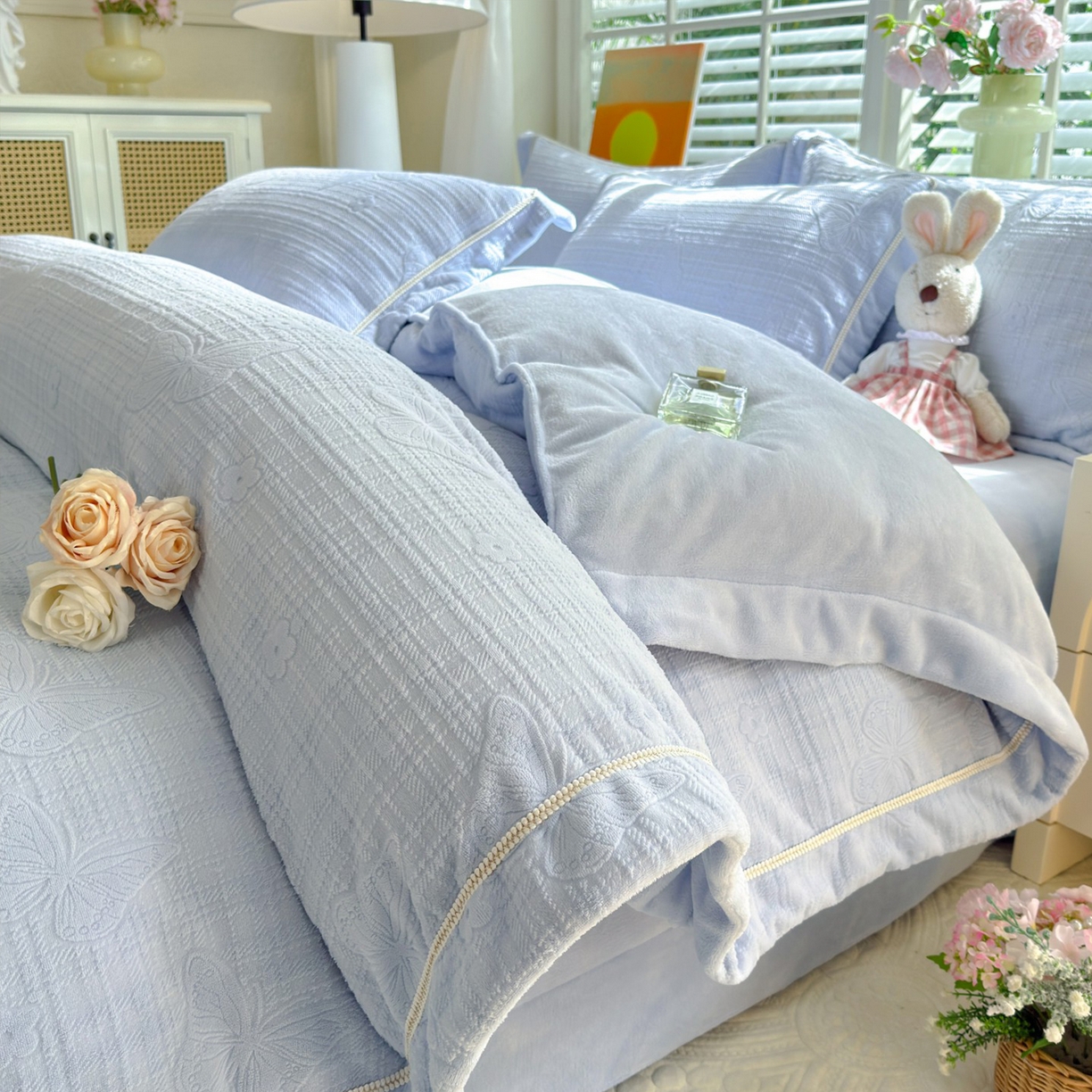 艾唯希家纺 2025新款全消光雕花绒织带款四件套牛奶绒-雕花织带系列 梦蝶-浅蓝