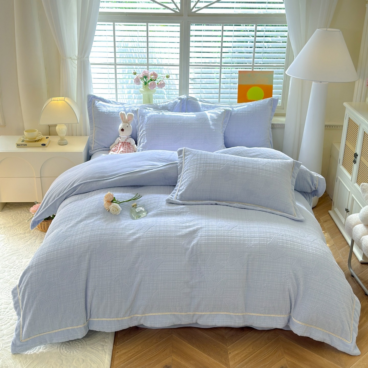 91家纺网 家纺一手货源 找家纺 艾唯希家纺 2025新款全消光雕花绒织带款四件套牛奶绒-雕花织带系列 梦蝶-浅蓝