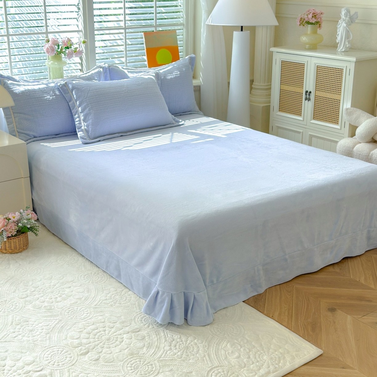 91家纺网 家纺一手货源 找家纺 艾唯希家纺 2025新款全消光雕花绒织带款四件套牛奶绒-雕花织带系列 梦蝶-浅蓝