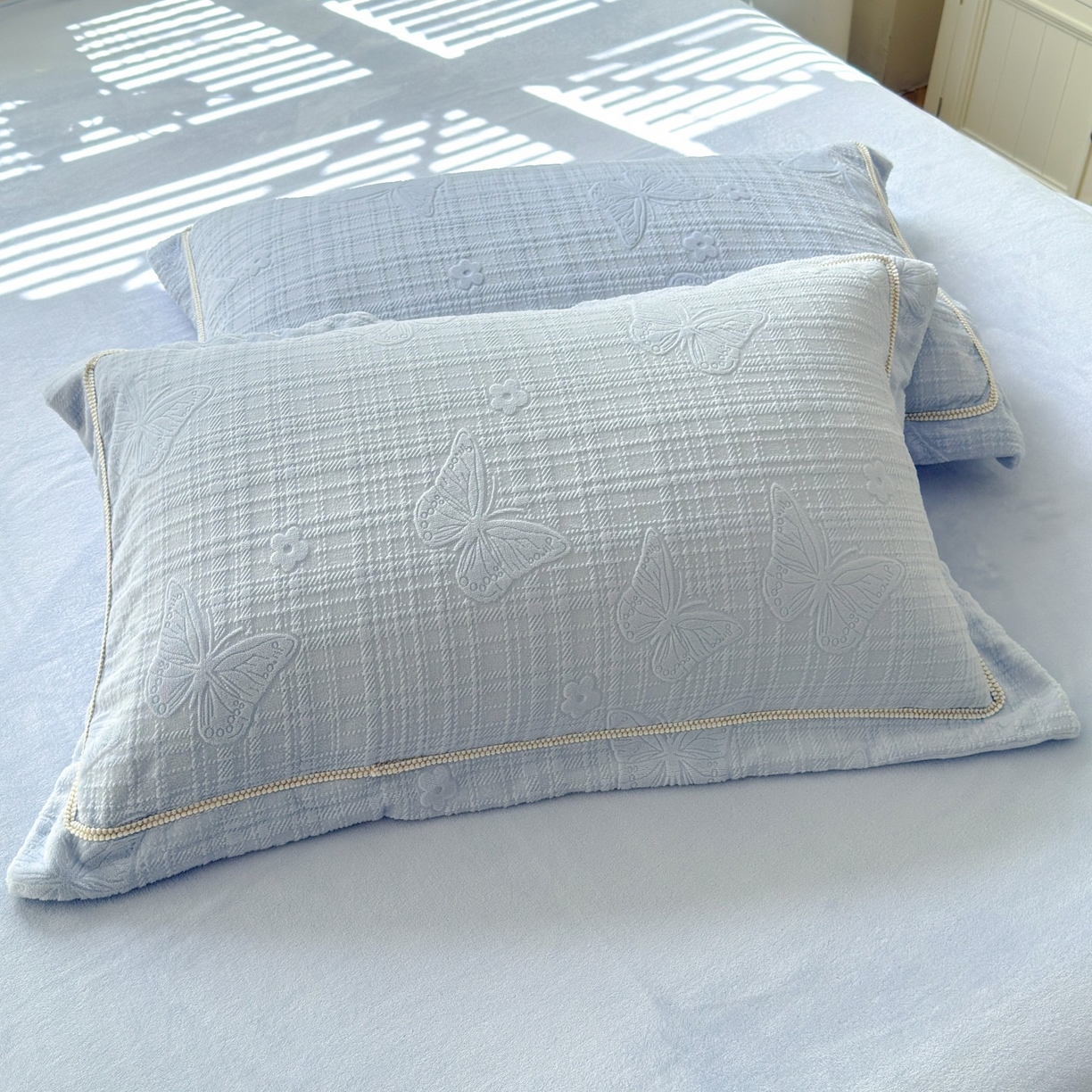 91家纺网 家纺一手货源 找家纺 艾唯希家纺 2025新款全消光雕花绒织带款四件套牛奶绒-雕花织带系列 梦蝶-浅蓝