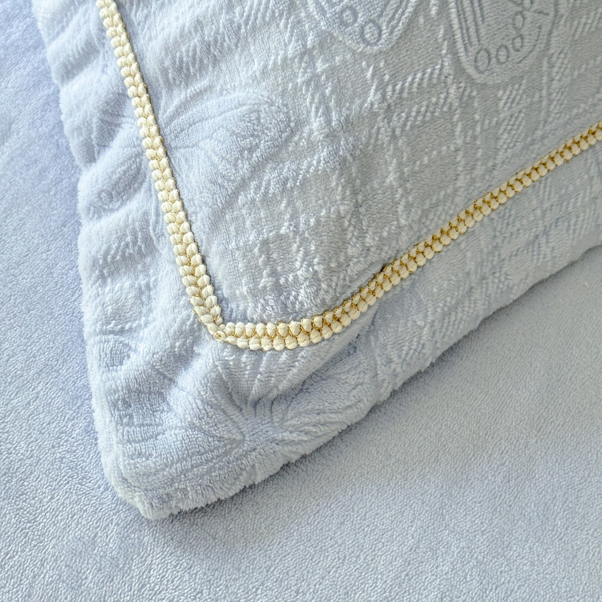 91家纺网 家纺一手货源 找家纺 艾唯希家纺 2025新款全消光雕花绒织带款四件套牛奶绒-雕花织带系列 梦蝶-浅蓝