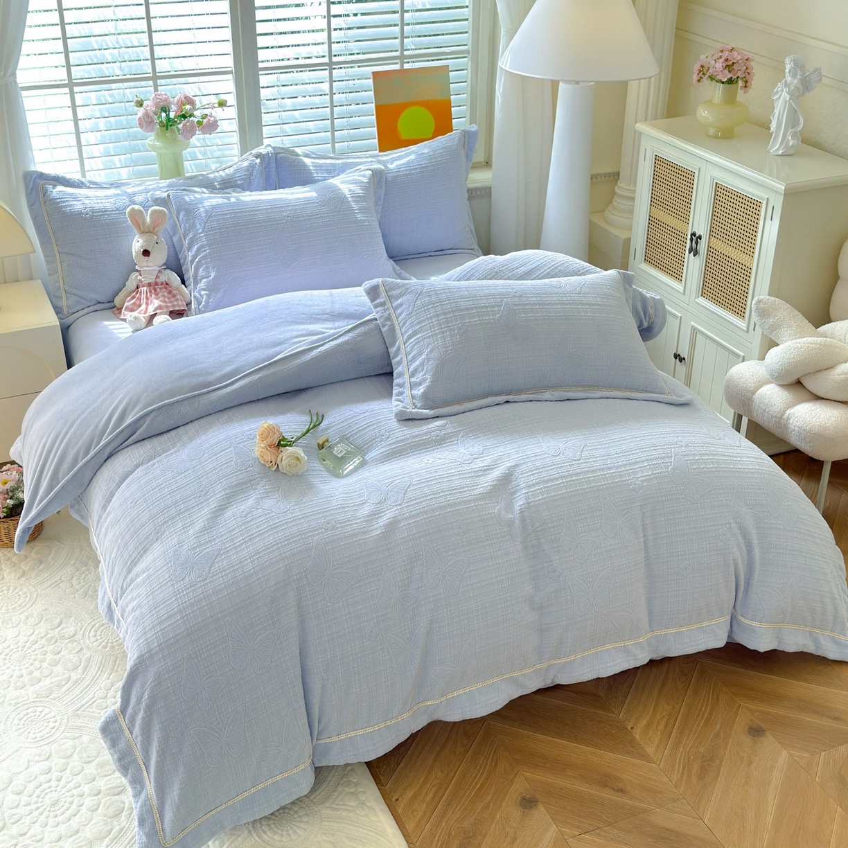 91家纺网 家纺一手货源 找家纺 艾唯希家纺 2025新款全消光雕花绒织带款四件套牛奶绒-雕花织带系列 梦蝶-浅蓝