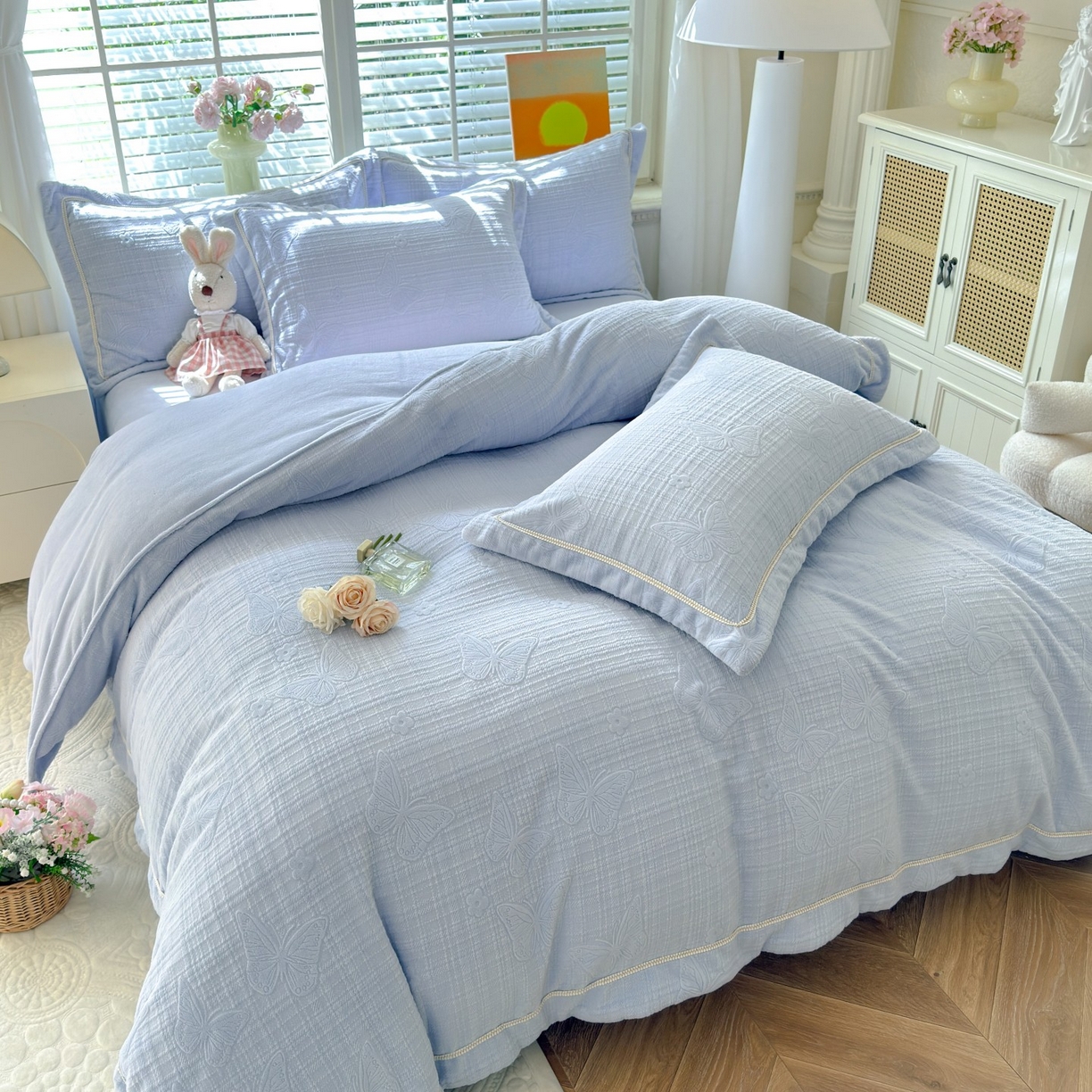 91家纺网 家纺一手货源 找家纺 艾唯希家纺 2025新款全消光雕花绒织带款四件套牛奶绒-雕花织带系列 梦蝶-浅蓝