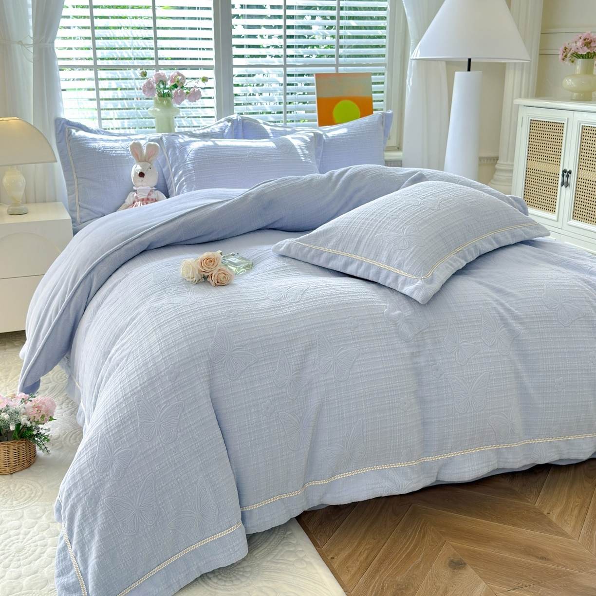 91家纺网 家纺一手货源 找家纺 艾唯希家纺 2025新款全消光雕花绒织带款四件套牛奶绒-雕花织带系列 梦蝶-浅蓝