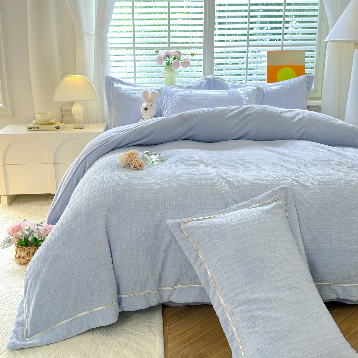 91家纺网 家纺一手货源 找家纺 艾唯希家纺 2025新款全消光雕花绒织带款四件套牛奶绒-雕花织带系列 梦蝶-浅蓝