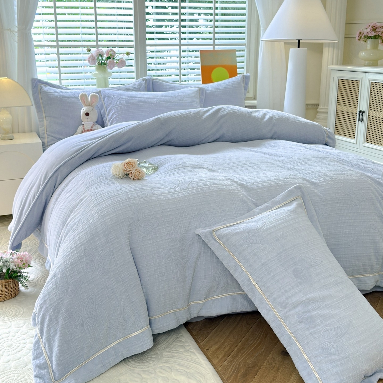 91家纺网 家纺一手货源 找家纺 艾唯希家纺 2025新款全消光雕花绒织带款四件套牛奶绒-雕花织带系列 梦蝶-浅蓝