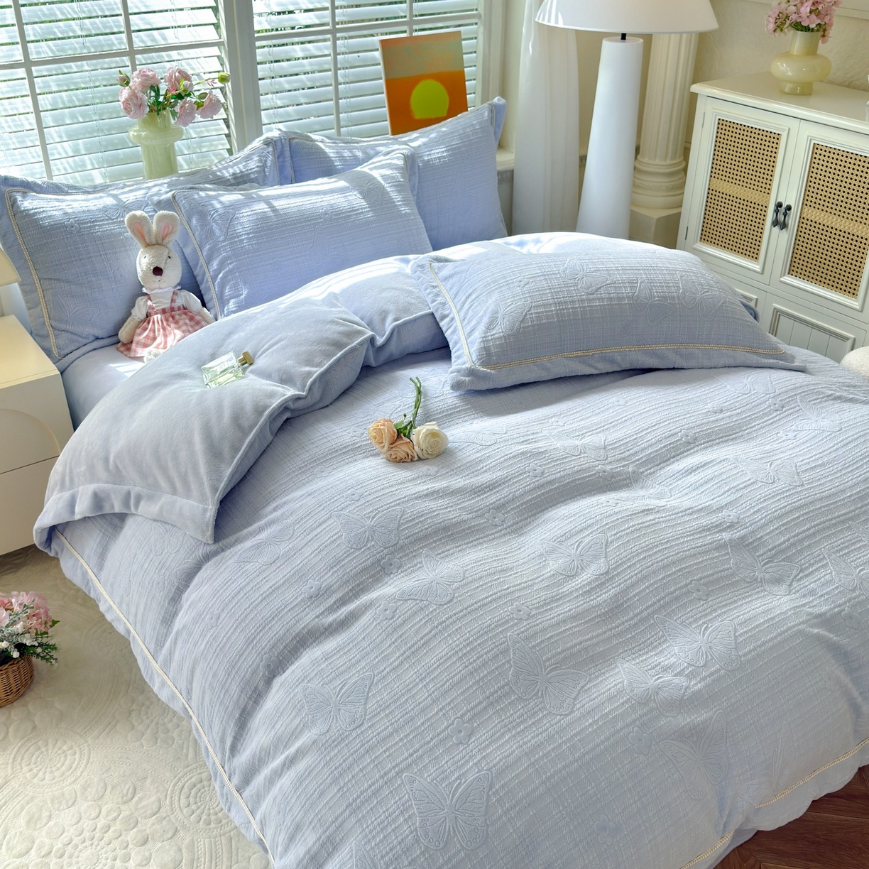 91家纺网 家纺一手货源 找家纺 艾唯希家纺 2025新款全消光雕花绒织带款四件套牛奶绒-雕花织带系列 梦蝶-浅蓝