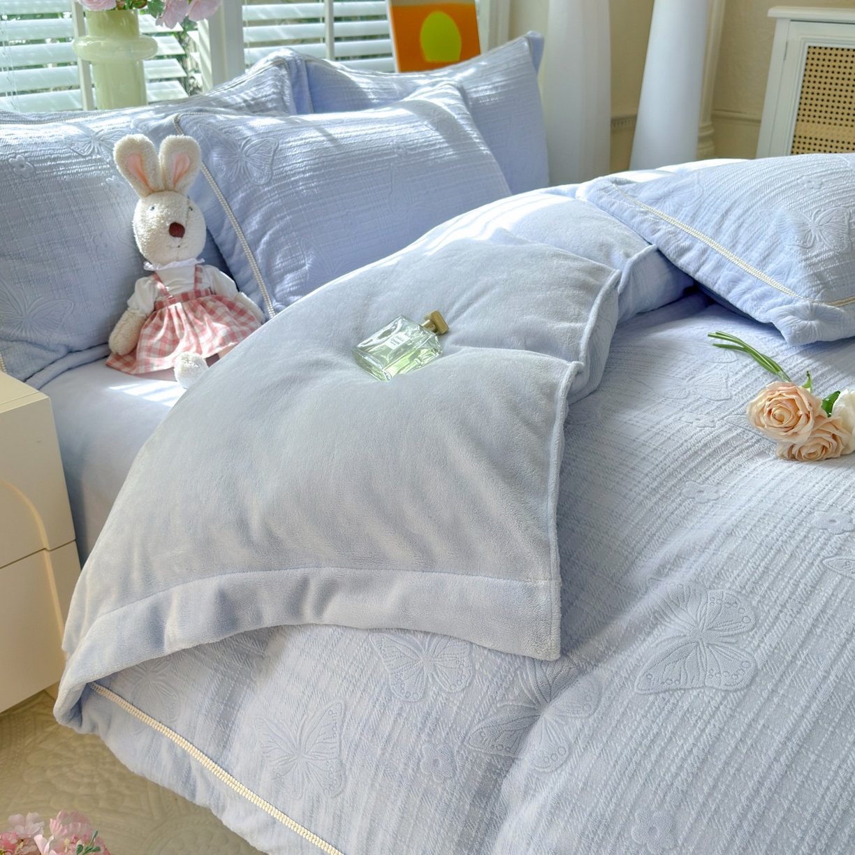 91家纺网 家纺一手货源 找家纺 艾唯希家纺 2025新款全消光雕花绒织带款四件套牛奶绒-雕花织带系列 梦蝶-浅蓝