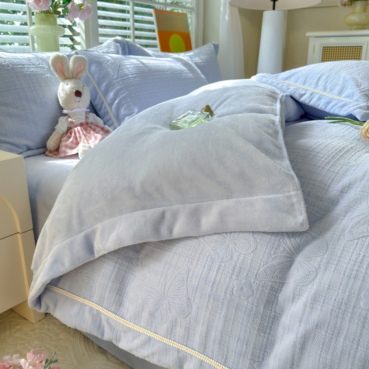 91家纺网 家纺一手货源 找家纺 艾唯希家纺 2025新款全消光雕花绒织带款四件套牛奶绒-雕花织带系列 梦蝶-浅蓝