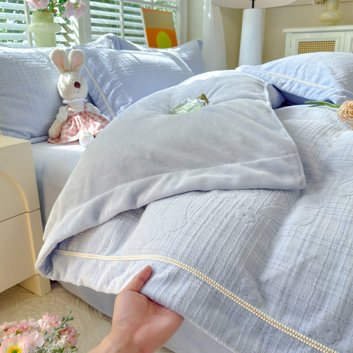 91家纺网 家纺一手货源 找家纺 艾唯希家纺 2025新款全消光雕花绒织带款四件套牛奶绒-雕花织带系列 梦蝶-浅蓝