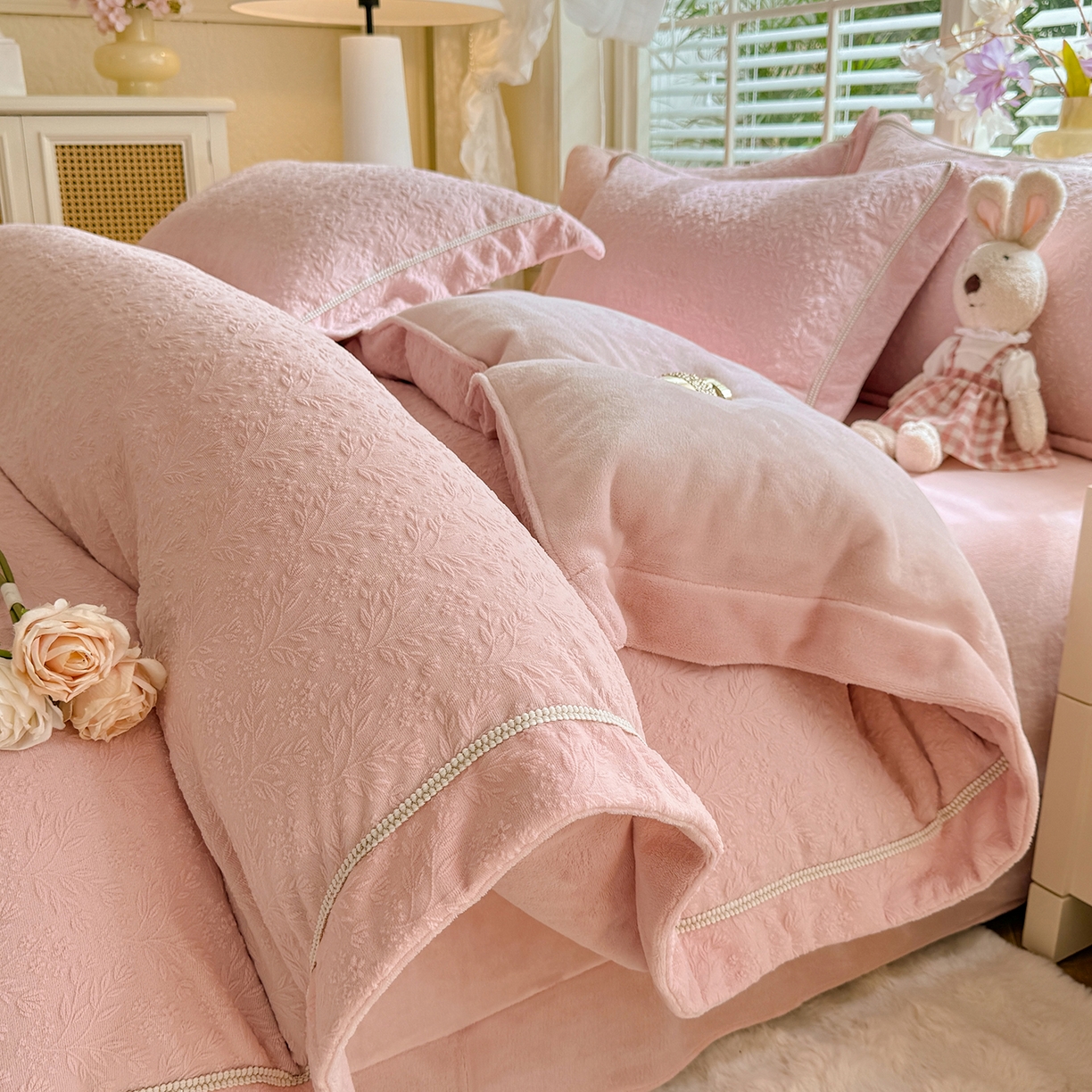 艾唯希家纺 2025新款全消光雕花绒织带款四件套牛奶绒-雕花织带系列 木兰花开-牛奶粉