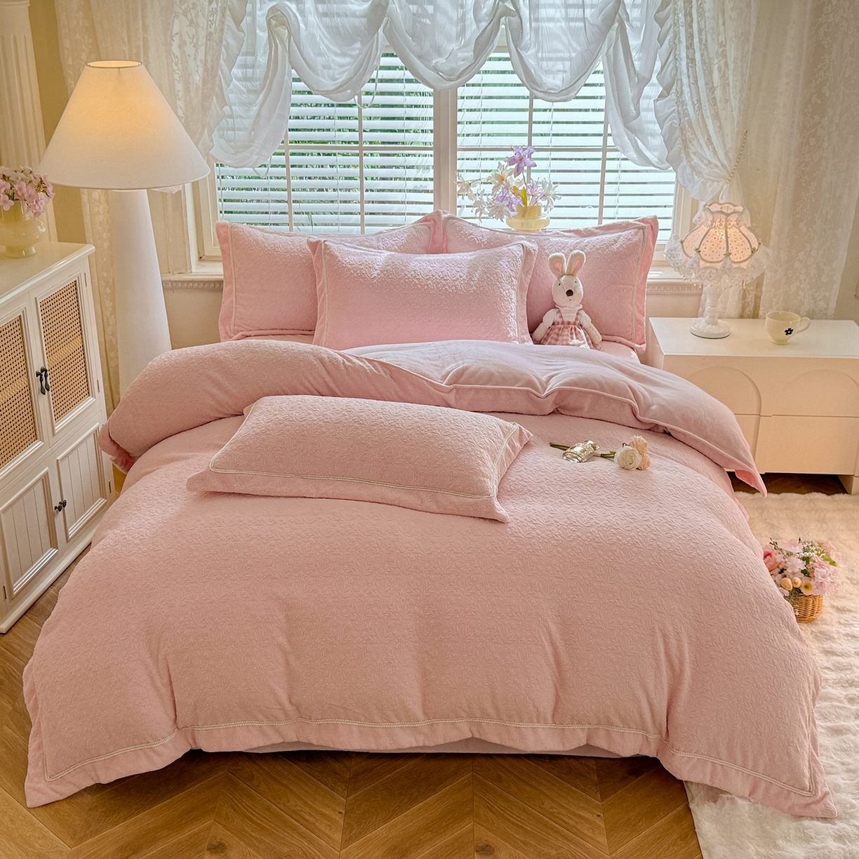 91家纺网 家纺一手货源 找家纺 艾唯希家纺 2025新款全消光雕花绒织带款四件套牛奶绒-雕花织带系列 木兰花开-牛奶粉