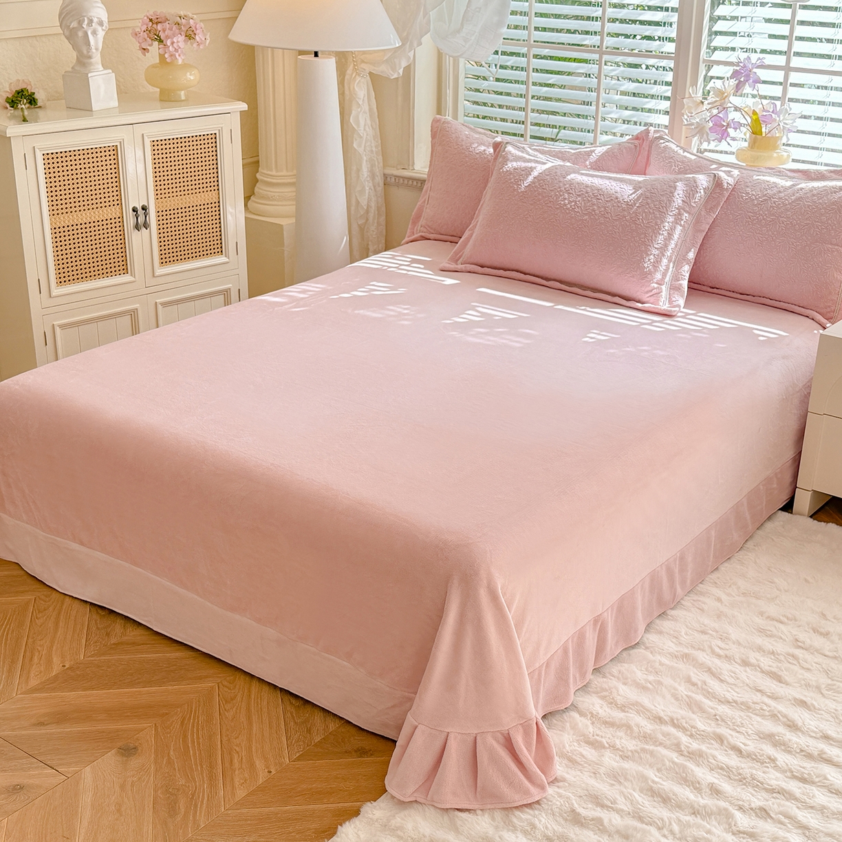 91家纺网 家纺一手货源 找家纺 艾唯希家纺 2025新款全消光雕花绒织带款四件套牛奶绒-雕花织带系列 木兰花开-牛奶粉